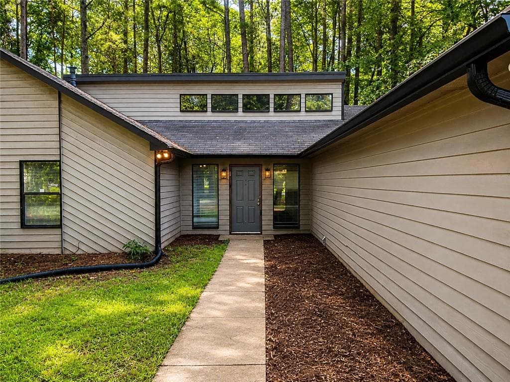 3 bedroom, 2 bathroom, 1,681 sq ft single family residence for rent at 4798 Kings Crossing Drive, Kennesaw, GA 30144 for $2,100 a month