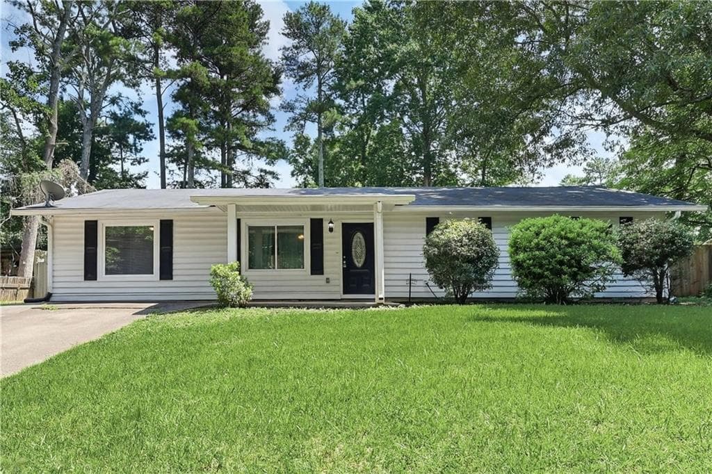 4 bedroom, 2 bathroom, 2,100 sq ft single family residence for sale at 3733 Memorial Parkway, Kennesaw, GA 30152 — photo 2