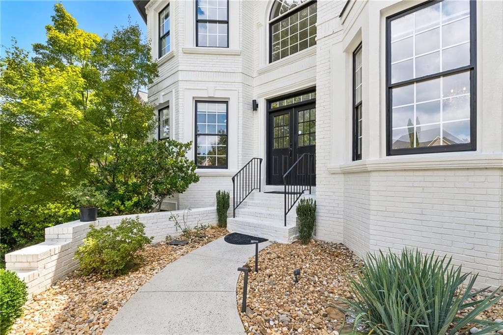 6 bedroom, 6 bathroom, 5,062 sq ft single family residence for sale at 575 Saint Regis Lane, Johns Creek, GA 30022 — photo 4