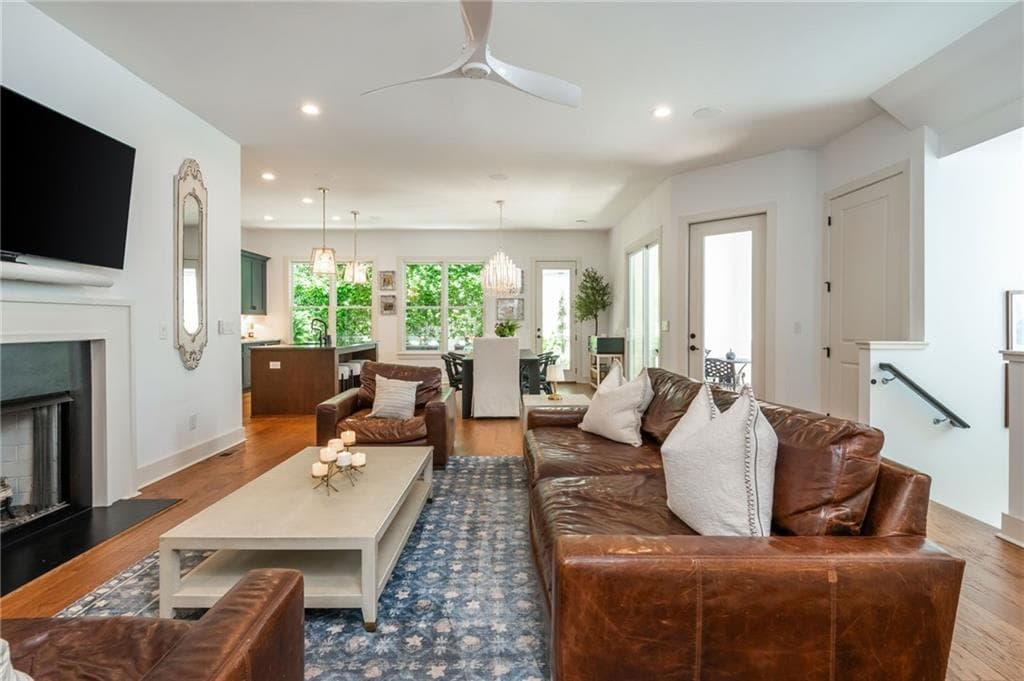 4 bedroom, 5 bathroom, 3,036 sq ft single family residence under contract at 4021 Haverhill Drive, Atlanta, GA 30342 — photo 10