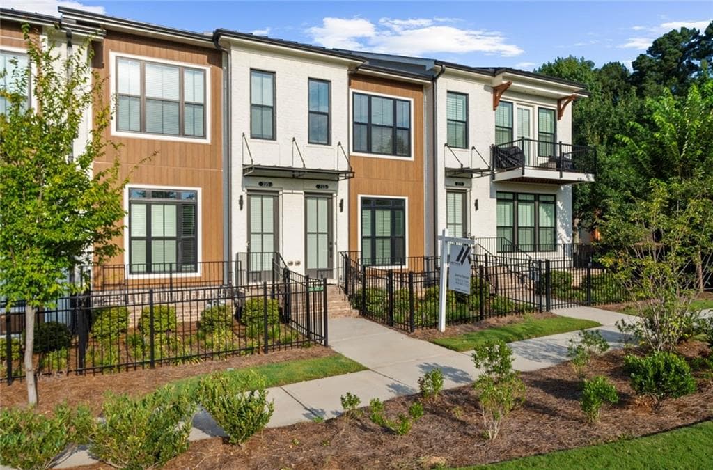 3 bedroom, 4 bathroom, 2,100 sq ft townhouse for sale at 223 Downing Dr, Alpharetta, GA 30022 — photo 2