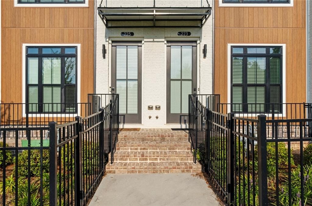 3 bedroom, 4 bathroom, 2,100 sq ft townhouse for sale at 223 Downing Dr, Alpharetta, GA 30022 — photo 3