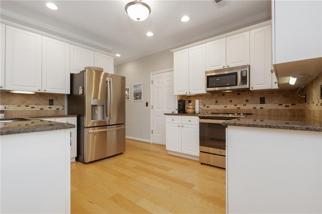 4 bedroom, 3 bathroom, 2,910 sq ft single family residence under contract at 1595 Highland Oaks Way, Lawrenceville, GA 30043 — photo 7
