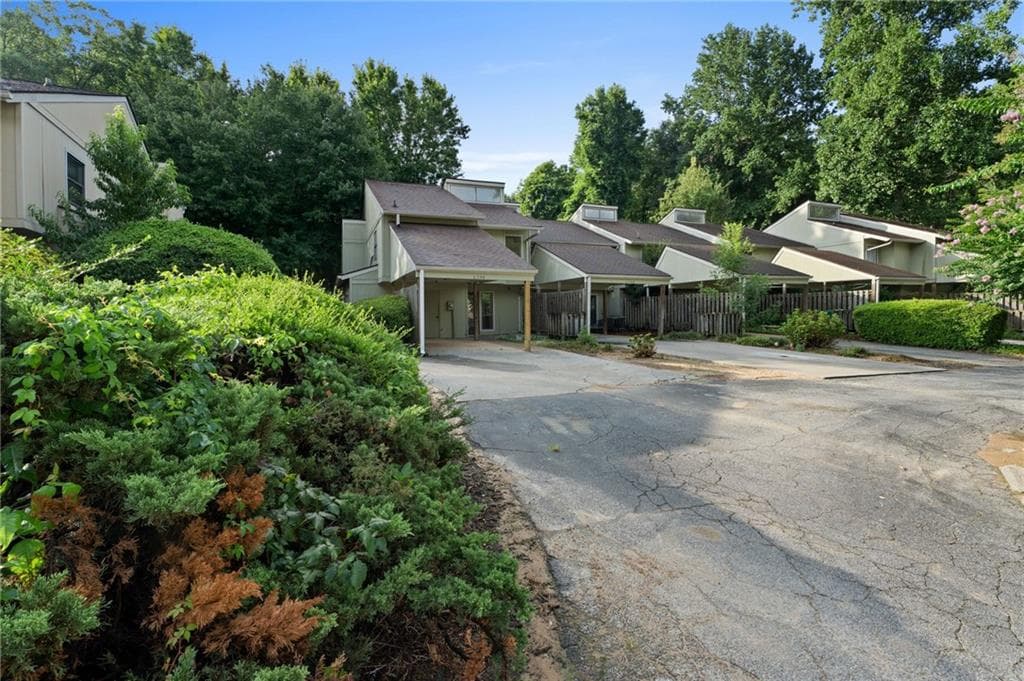 4 bedroom, 3 bathroom, 1,902 sq ft townhouse for sale at 6390 Hawthorne Terrace, Peachtree Corners, GA 30092 — photo 2