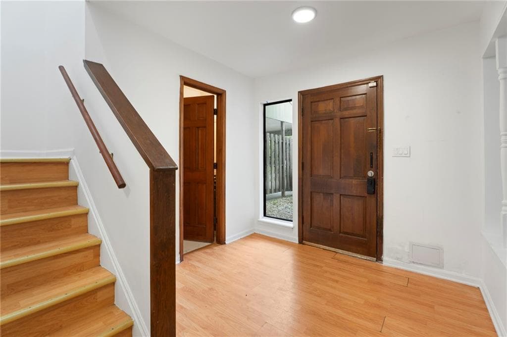 4 bedroom, 3 bathroom, 1,902 sq ft townhouse for sale at 6390 Hawthorne Terrace, Peachtree Corners, GA 30092 — photo 5
