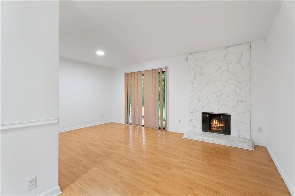 4 bedroom, 3 bathroom, 1,902 sq ft townhouse for sale at 6390 Hawthorne Terrace, Peachtree Corners, GA 30092 — photo 6