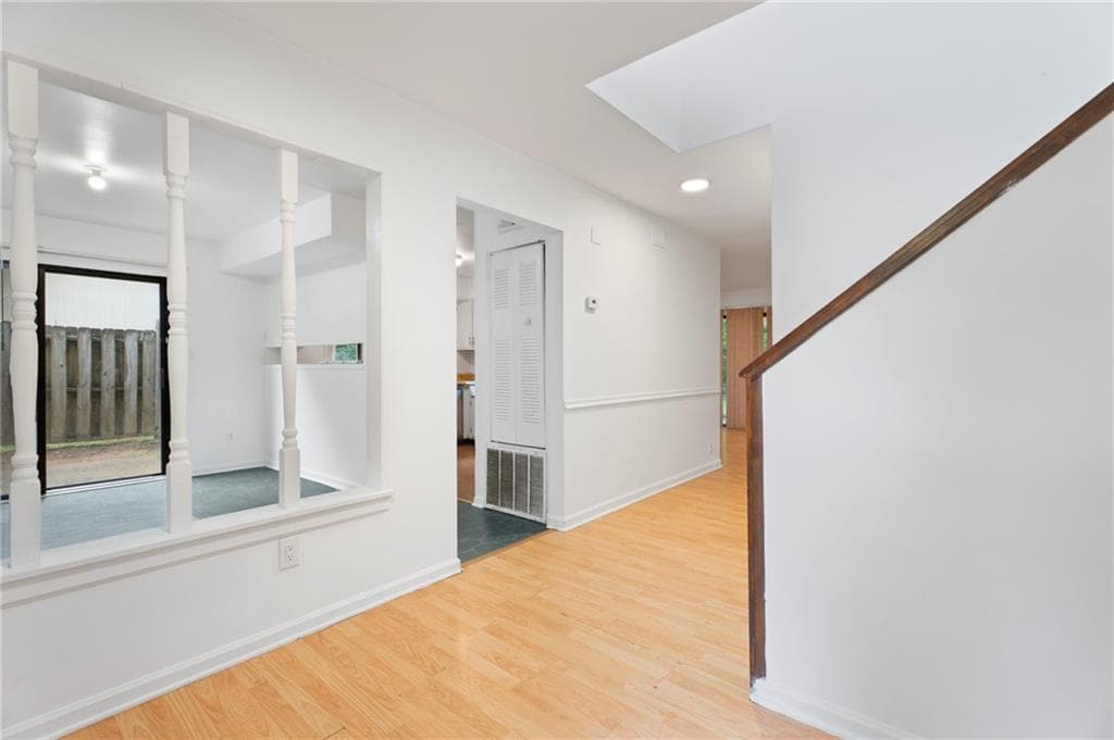 4 bedroom, 3 bathroom, 1,902 sq ft townhouse for sale at 6390 Hawthorne Terrace, Peachtree Corners, GA 30092 — photo 8