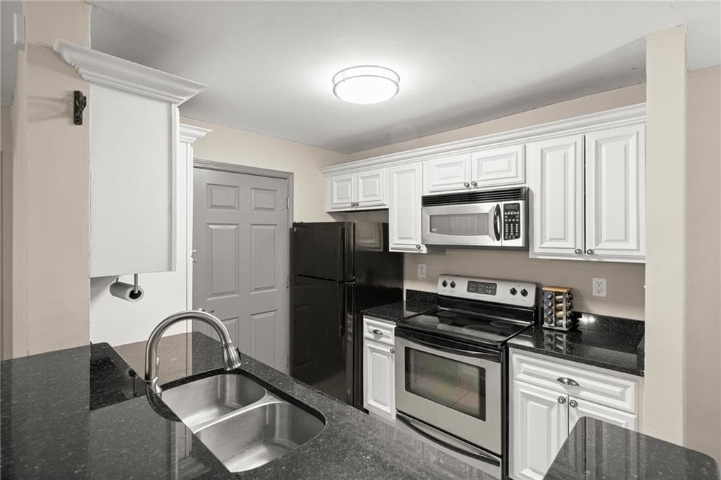 2 bedroom, 2 bathroom, 1,083 sq ft condominium under contract at 8105 Santa Fe Parkway 8105, Sandy Springs, GA 30350 — photo 5