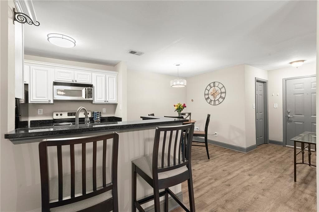 2 bedroom, 2 bathroom, 1,083 sq ft condominium under contract at 8105 Santa Fe Parkway 8105, Sandy Springs, GA 30350 — photo 7