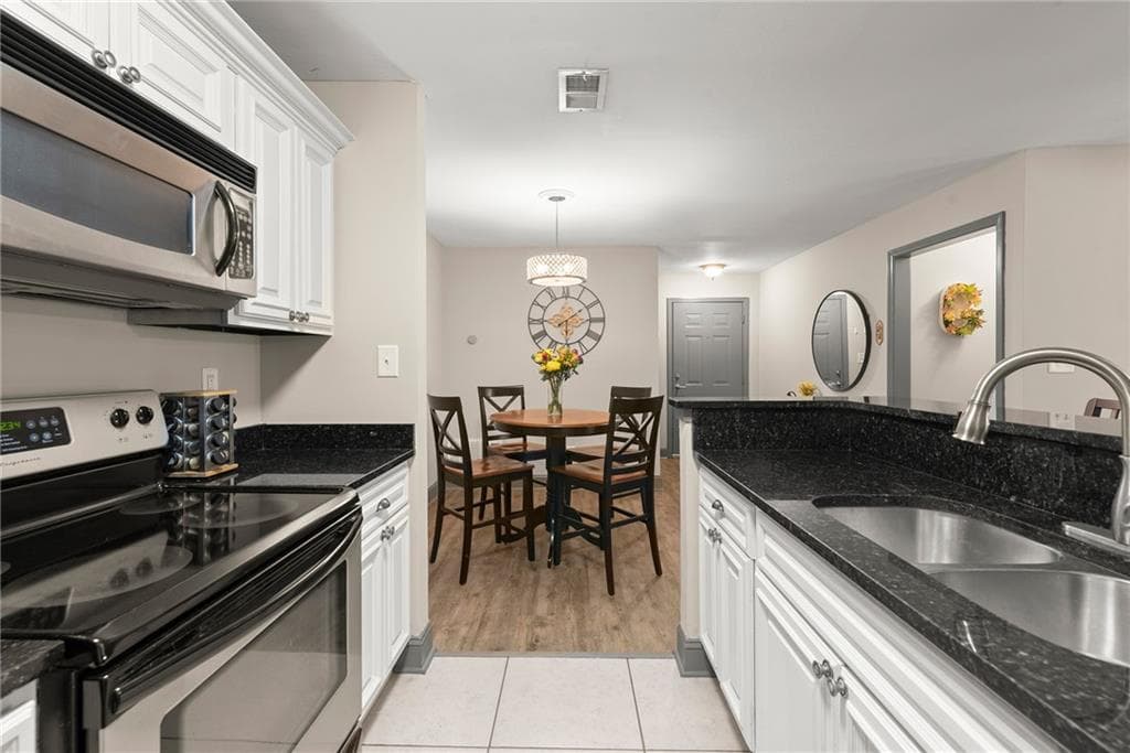2 bedroom, 2 bathroom, 1,083 sq ft condominium under contract at 8105 Santa Fe Parkway 8105, Sandy Springs, GA 30350 — photo 8