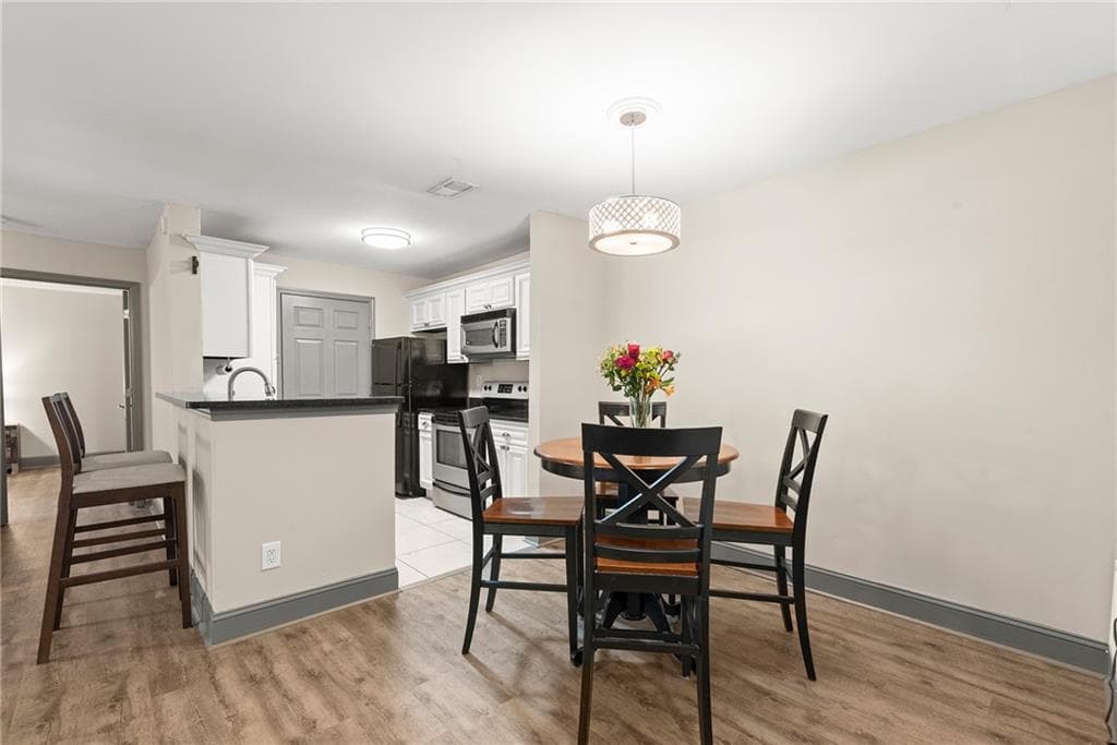 2 bedroom, 2 bathroom, 1,083 sq ft condominium under contract at 8105 Santa Fe Parkway 8105, Sandy Springs, GA 30350 — photo 10