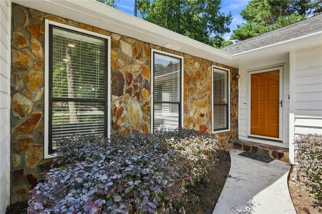 3 bedroom, 3 bathroom, 1,566 sq ft single family residence for sale at 4049 Tutwren Court, Marietta, GA 30066 — photo 3
