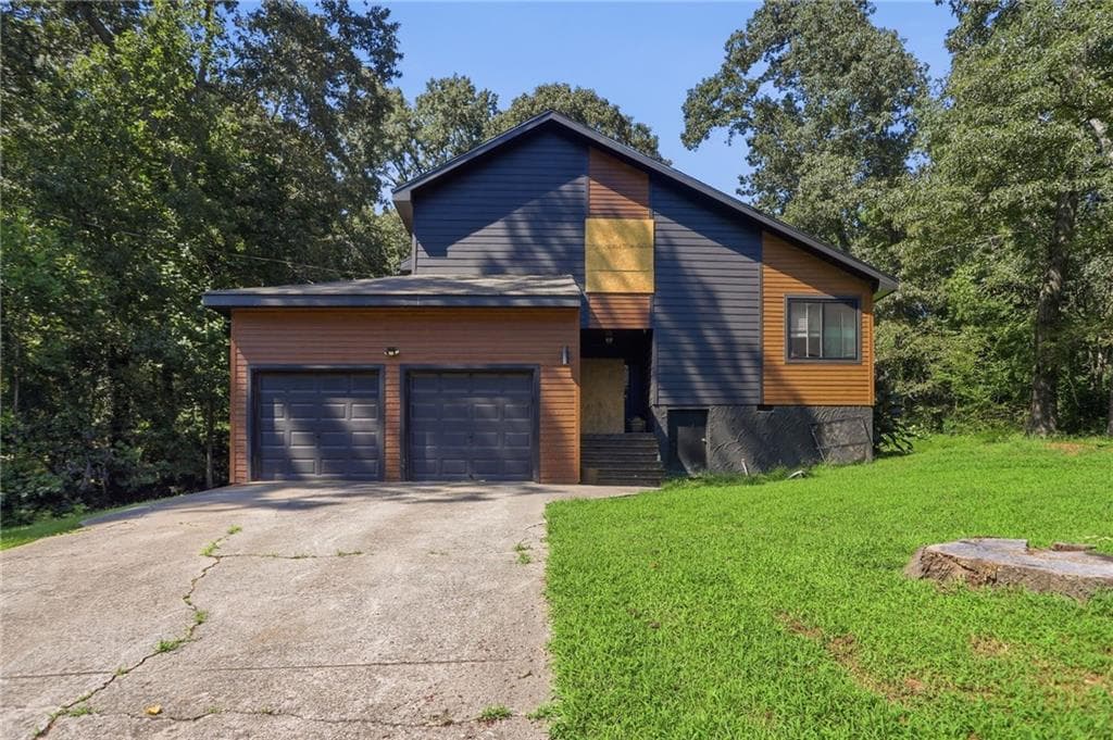 3 bedroom, 3 bathroom, 2,133 sq ft single family residence for sale at 2668 Royal Oak Court, Acworth, GA 30102