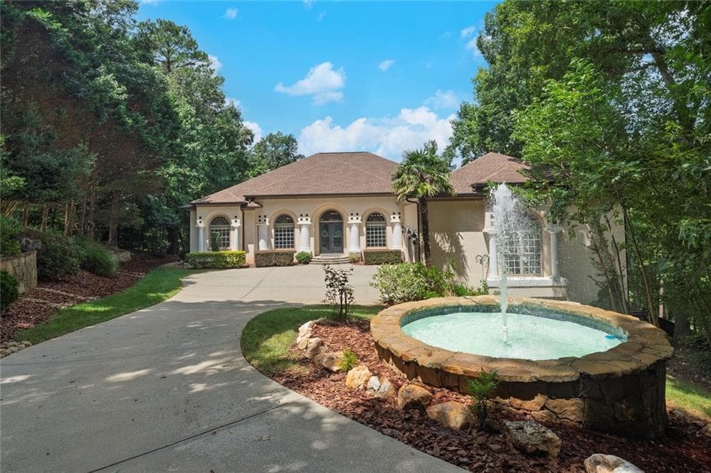 6 bedroom, 5 bathroom, 6,538 sq ft single family residence for sale at 701 Lake Overlook Drive, Canton, GA 30114 — photo 4