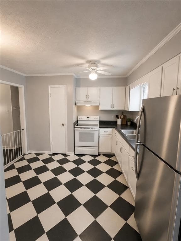 5 bedroom, 2 bathroom, 2,700 sq ft single family residence for sale at 7528 Pembrook Court, Riverdale, GA 30274 — photo 3