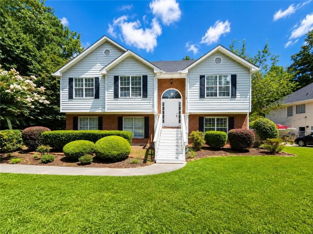 4 bedroom, 3 bathroom, 2,325 sq ft single family residence under contract at 2095 Oakpointe Court, Buford, GA 30519 — photo 2