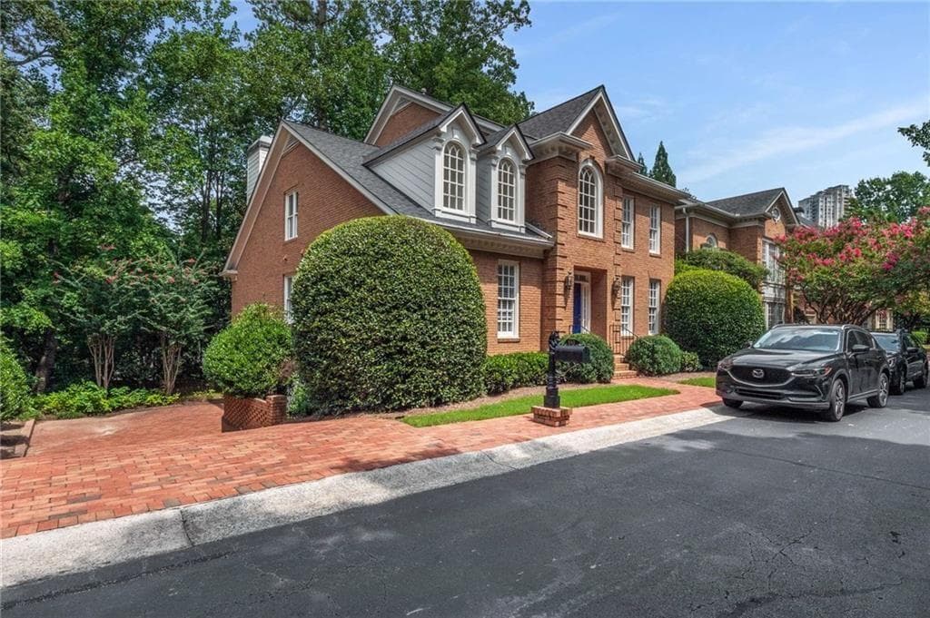 4 bedroom, 5 bathroom, 4,035 sq ft single family residence for rent at 448 Ivy Park Ln Lane, Atlanta, GA 30342 for $6,500 a month — photo 2