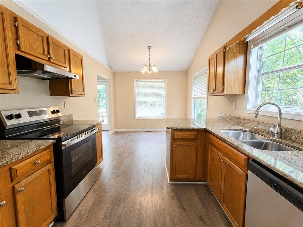 4 bedroom, 3 bathroom, 2,325 sq ft single family residence under contract at 2095 Oakpointe Court, Buford, GA 30519 — photo 6