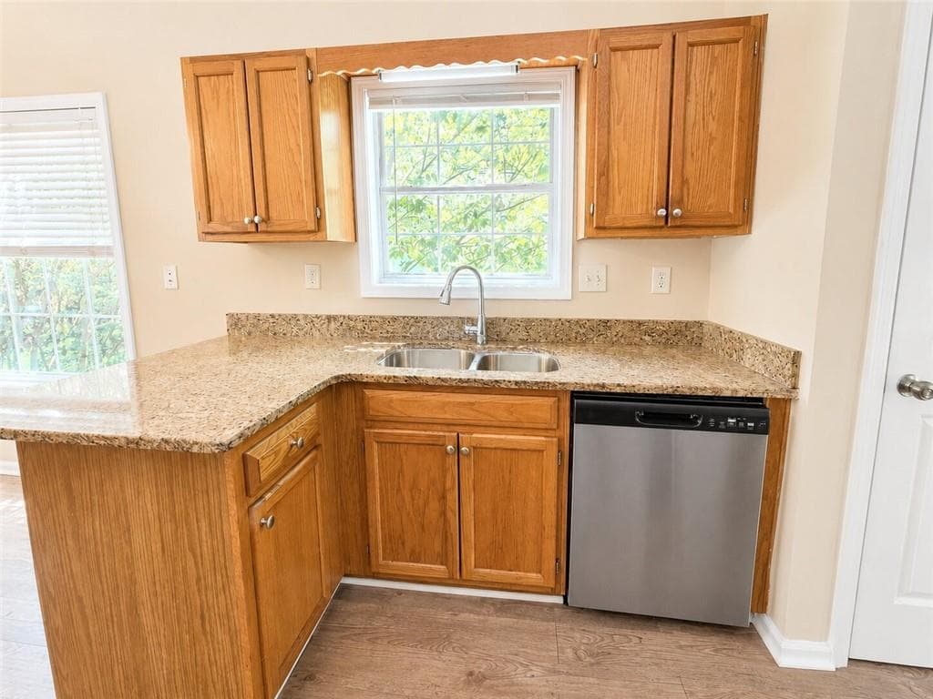 4 bedroom, 3 bathroom, 2,325 sq ft single family residence under contract at 2095 Oakpointe Court, Buford, GA 30519 — photo 9