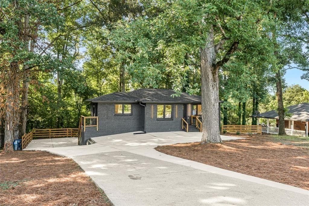 4 bedroom, 3 bathroom, 2,400 sq ft single family residence for sale at 6025 Oakdale Road, Mableton, GA 30126 — photo 4