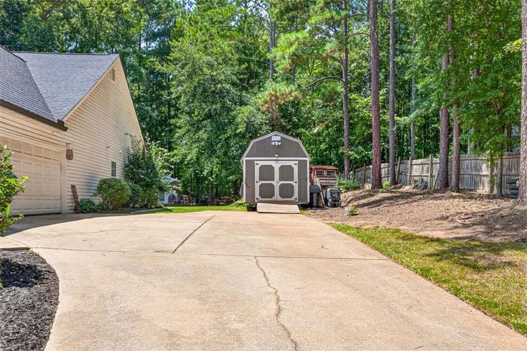 4 bedroom, 2 bathroom, 1,897 sq ft single family residence under contract at 1041 Matthews Way, Mcdonough, GA 30252 — photo 5