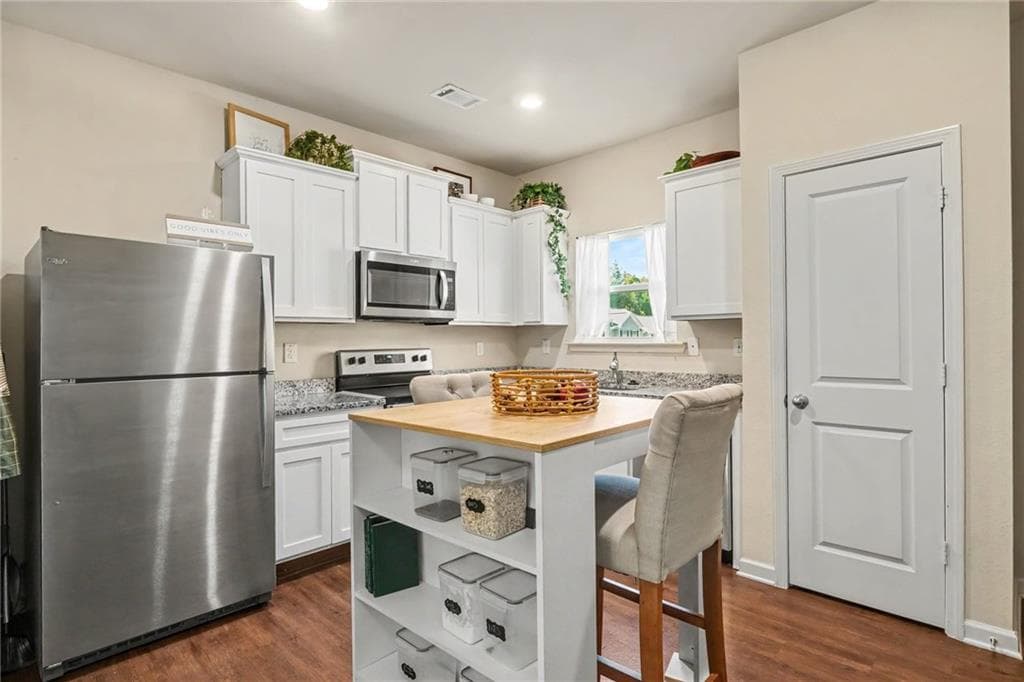 3 bedroom, 3 bathroom, 1,166 sq ft townhouse under contract at 209 Highwood Lane, East Point, GA 30344 — photo 3