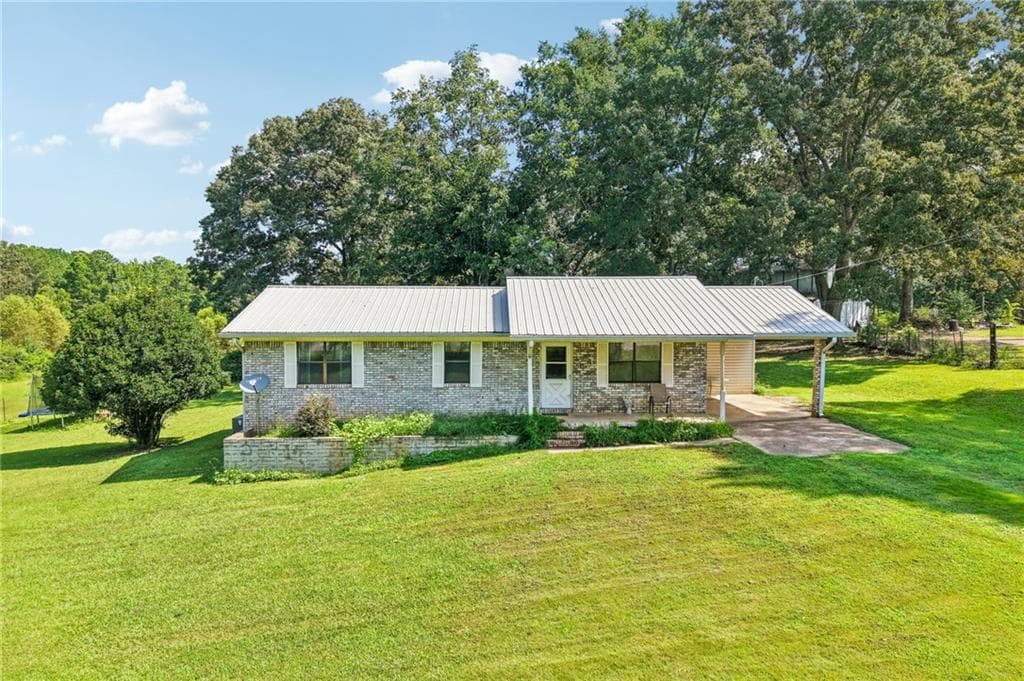 3 bedroom, 2 bathroom, 1,823 sq ft single family residence for sale at 911 Grant Town Road, Munford, AL 36268