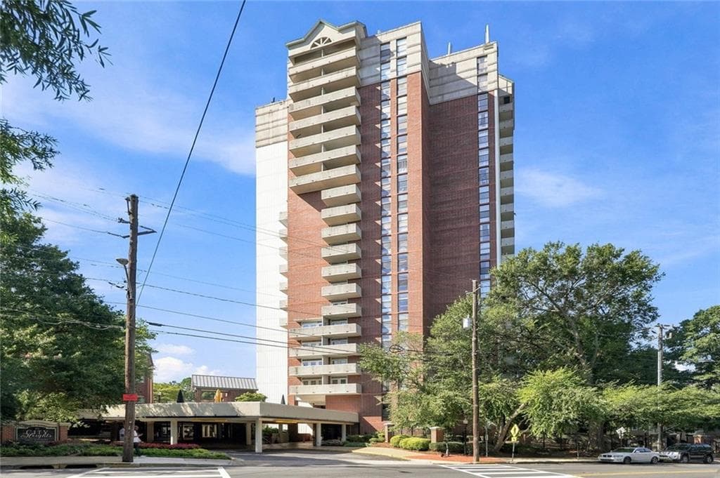 2 bedroom, 1 bathroom, 1,014 sq ft condominium under contract at 375 Ralph Mcgill Boulevard 401, Atlanta, GA 30312 — photo 4
