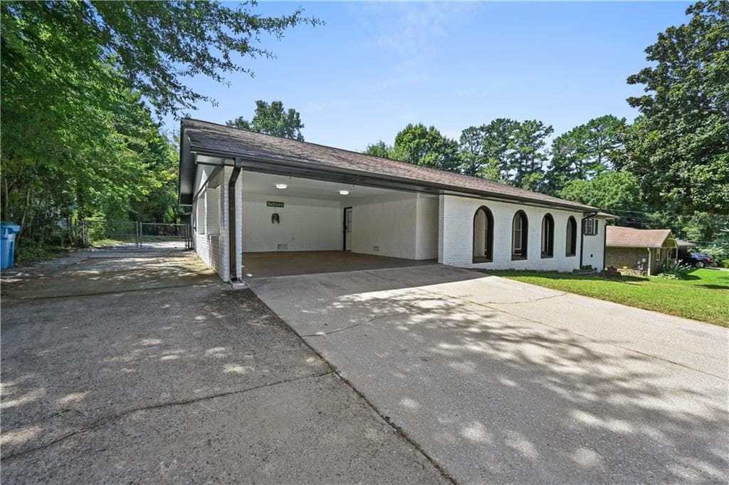 3 bedroom, 2 bathroom, 1,989 sq ft single family residence for sale at 5692 Rosser Court, Lilburn, GA 30047 — photo 3