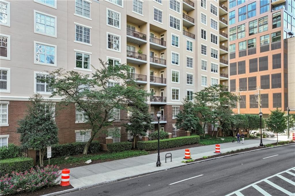 2 bedroom, 2 bathroom, 1,169 sq ft condominium for sale at 1101 Juniper Street #319, Atlanta, GA 30309 — photo 2