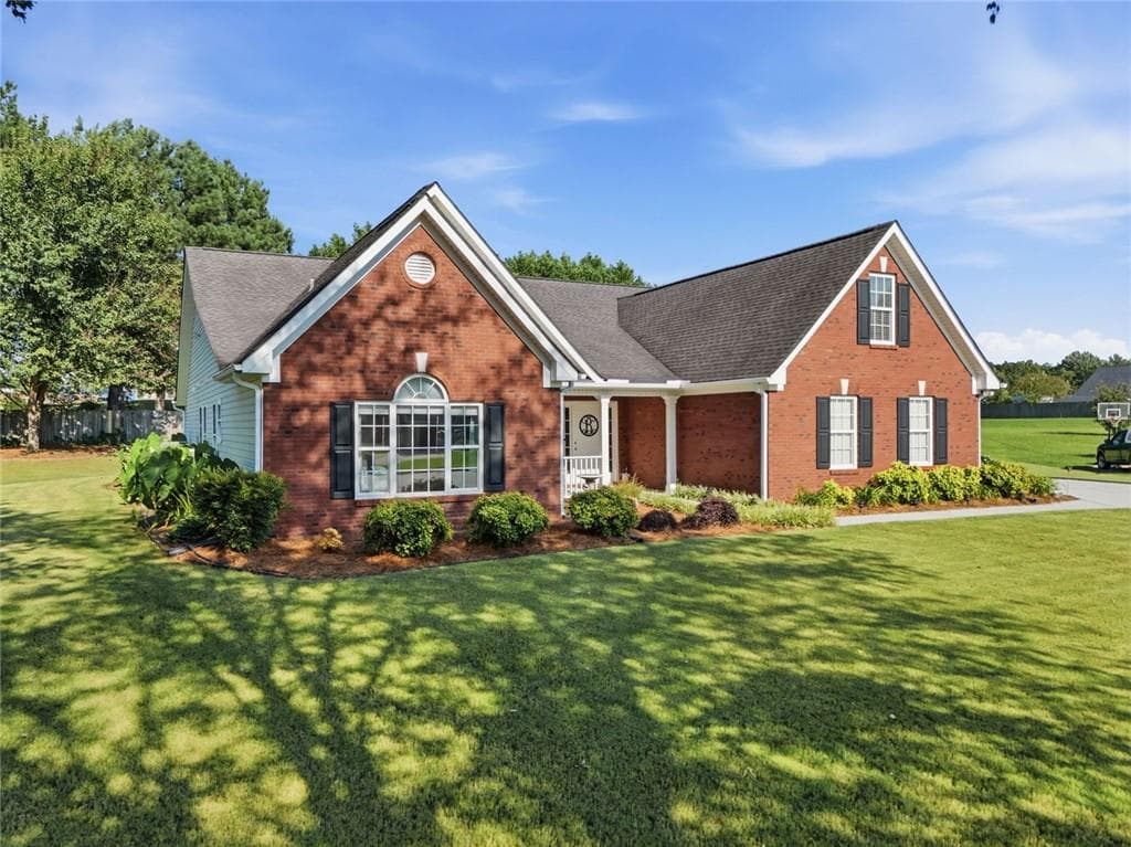 4 bedroom, 2 bathroom, 2,734 sq ft single family residence under contract at 1408 Hidden Cove, Loganville, GA 30052 — photo 2