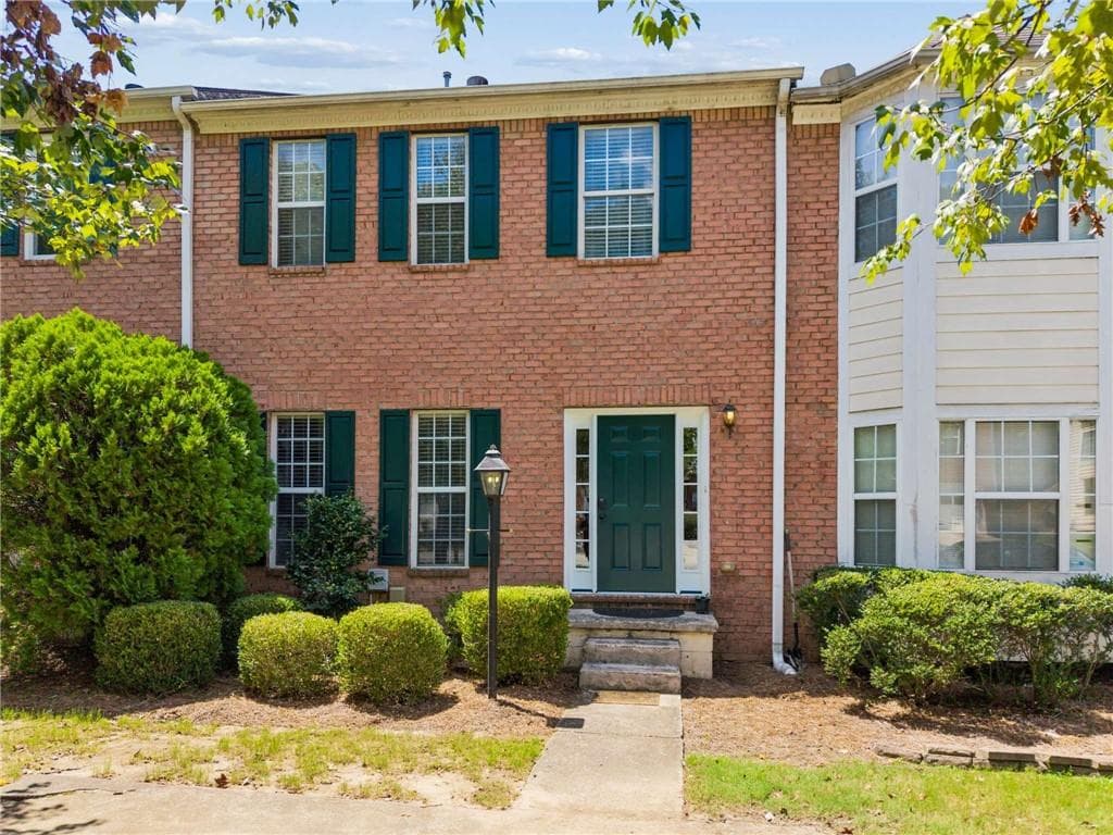 3 bedroom, 3 bathroom, 1,420 sq ft townhouse for sale at 2076 Pinnacle Pointe Drive, Norcross, GA 30071