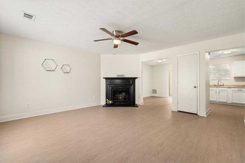 2 bedroom, 3 bathroom, 1,160 sq ft townhouse under contract at 5716 Wells Circle, Stone Mountain, GA 30087 — photo 2
