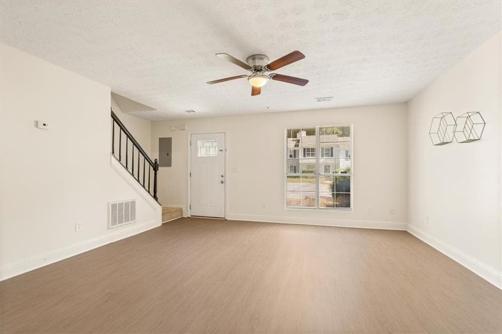 2 bedroom, 3 bathroom, 1,160 sq ft townhouse under contract at 5716 Wells Circle, Stone Mountain, GA 30087 — photo 3