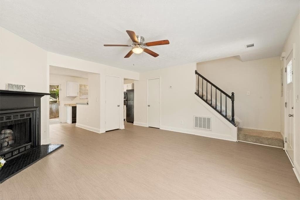 2 bedroom, 3 bathroom, 1,160 sq ft townhouse under contract at 5716 Wells Circle, Stone Mountain, GA 30087 — photo 4