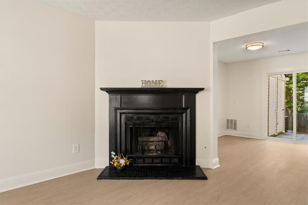 2 bedroom, 3 bathroom, 1,160 sq ft townhouse under contract at 5716 Wells Circle, Stone Mountain, GA 30087 — photo 5
