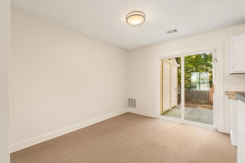 2 bedroom, 3 bathroom, 1,160 sq ft townhouse under contract at 5716 Wells Circle, Stone Mountain, GA 30087 — photo 6