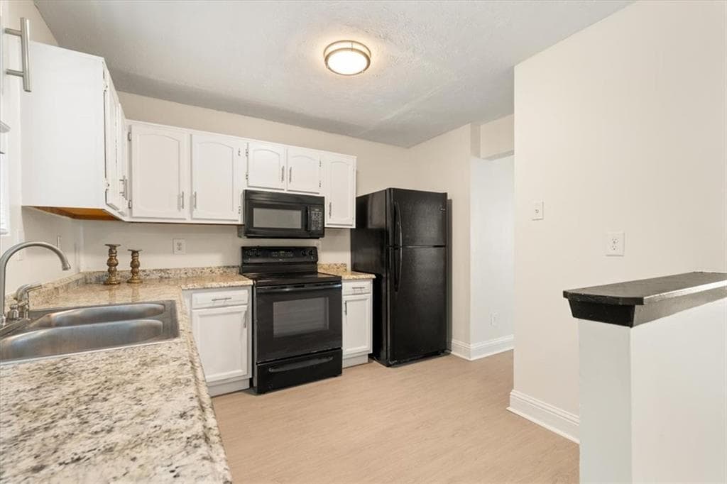 2 bedroom, 3 bathroom, 1,160 sq ft townhouse under contract at 5716 Wells Circle, Stone Mountain, GA 30087 — photo 7