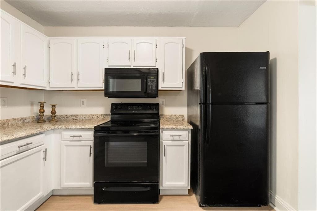 2 bedroom, 3 bathroom, 1,160 sq ft townhouse under contract at 5716 Wells Circle, Stone Mountain, GA 30087 — photo 8