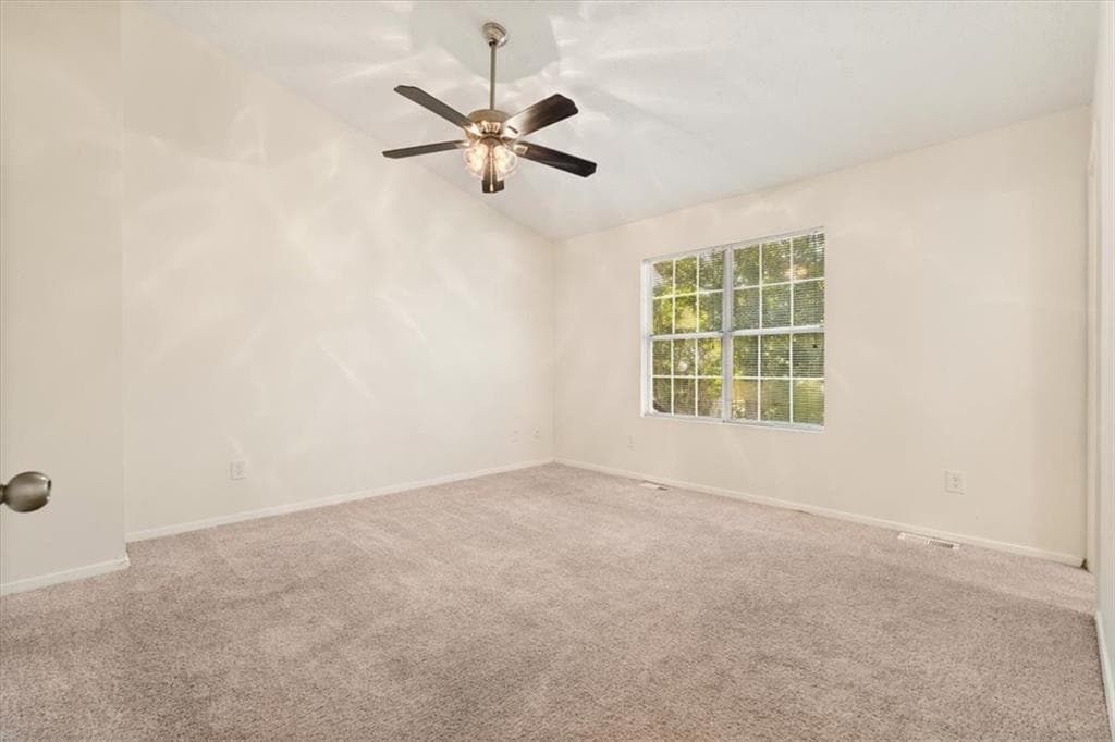 2 bedroom, 3 bathroom, 1,160 sq ft townhouse under contract at 5716 Wells Circle, Stone Mountain, GA 30087 — photo 10