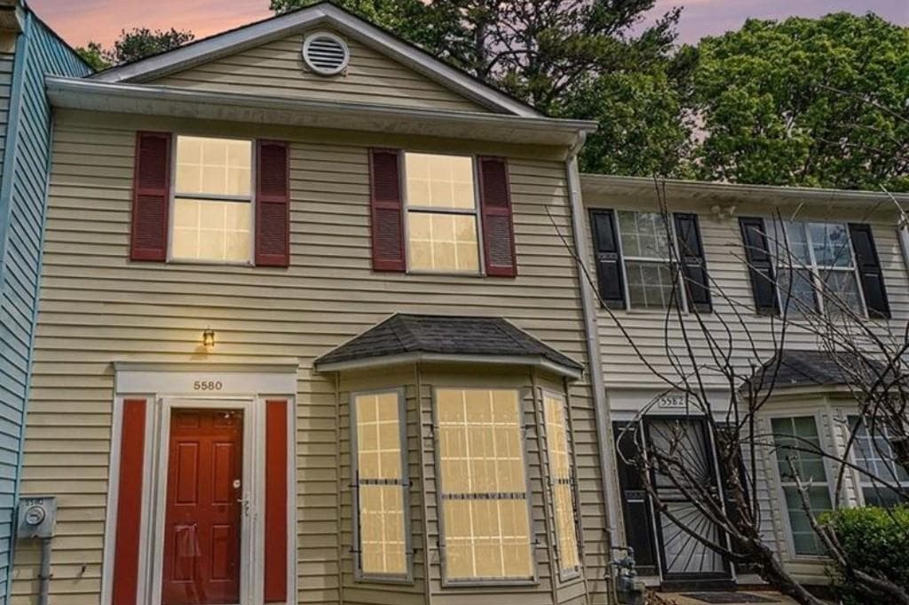 2 bedroom, 3 bathroom, 1,292 sq ft townhouse for sale at 5580 Stonington Trace Parkway, Stone Mountain, GA 30087 — photo 2