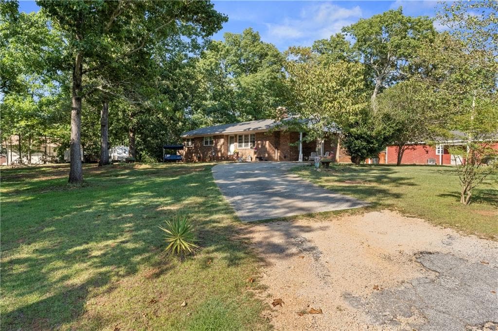 3 bedroom, 2 bathroom, 1,334 sq ft single family residence under contract at 25 Dubignon Drive, Toccoa, GA 30577 — photo 2