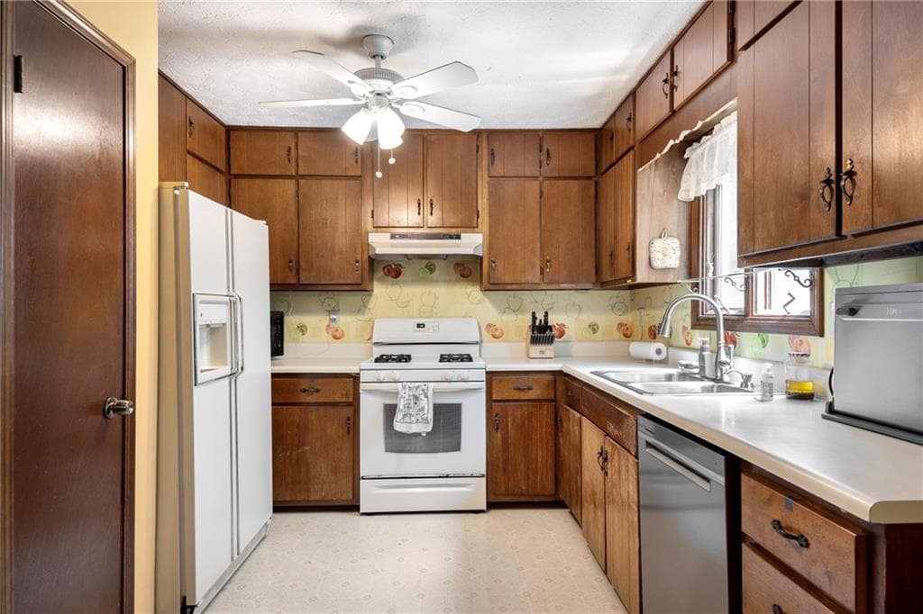 3 bedroom, 3 bathroom, 2,063 sq ft single family residence under contract at 2829 Quinbery Drive, Snellville, GA 30039 — photo 3