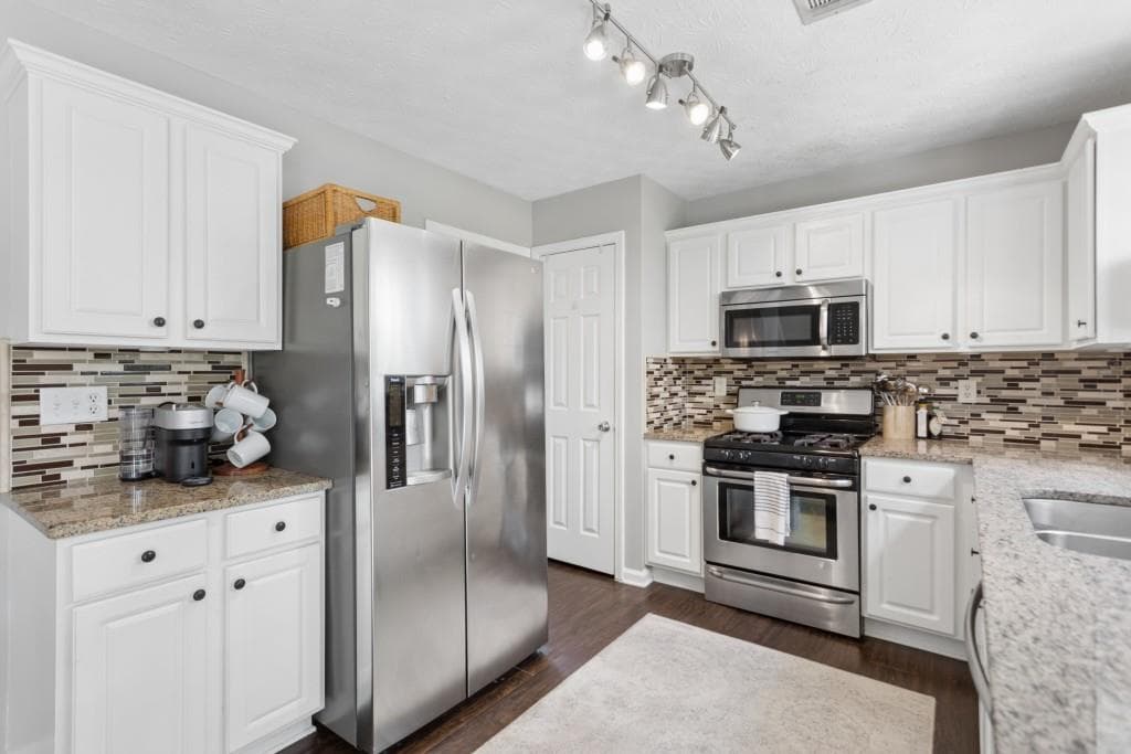 3 bedroom, 3 bathroom, 2,350 sq ft single family residence for sale at 1418 Glenover Circle, Marietta, GA 30062 — photo 3