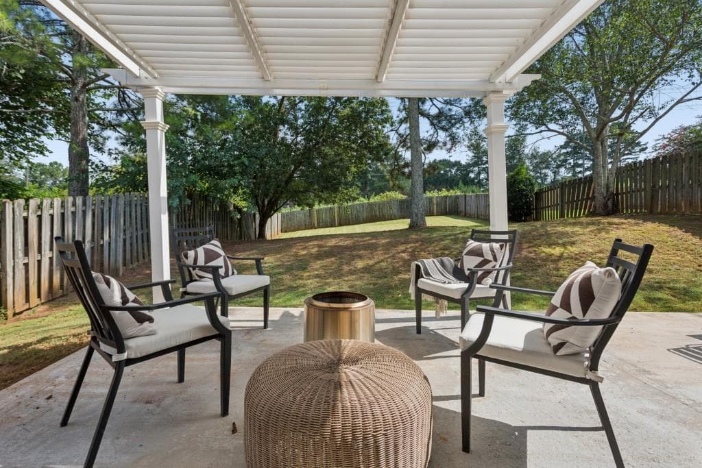 3 bedroom, 3 bathroom, 2,350 sq ft single family residence for sale at 1418 Glenover Circle, Marietta, GA 30062 — photo 6