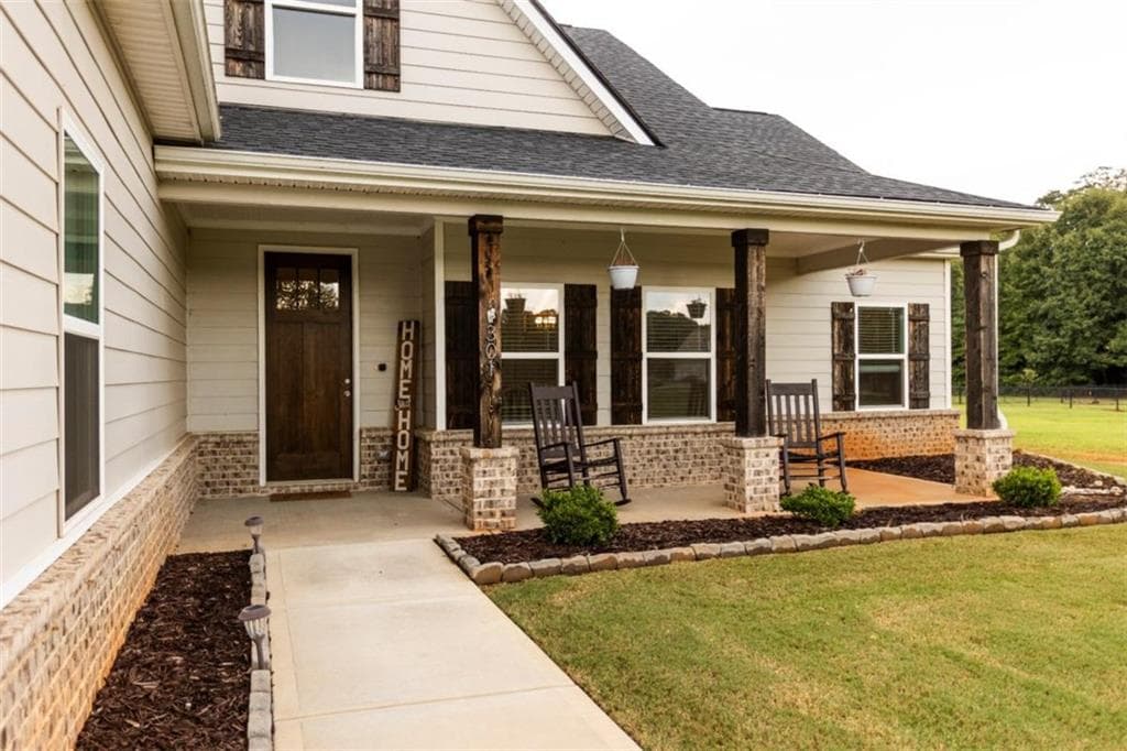 4 bedroom, 3 bathroom, 2,282 sq ft single family residence for sale at 301 Savannah Drive, Mansfield, GA 30055 — photo 3