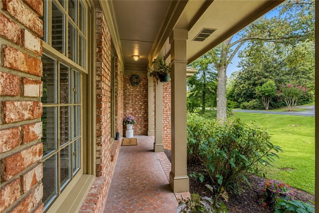 3 bedroom, 3 bathroom, 2,332 sq ft single family residence under contract at 702 Highview Drive, Smyrna, GA 30082 — photo 3