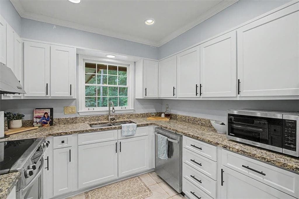 3 bedroom, 3 bathroom, 2,332 sq ft single family residence under contract at 702 Highview Drive, Smyrna, GA 30082 — photo 7