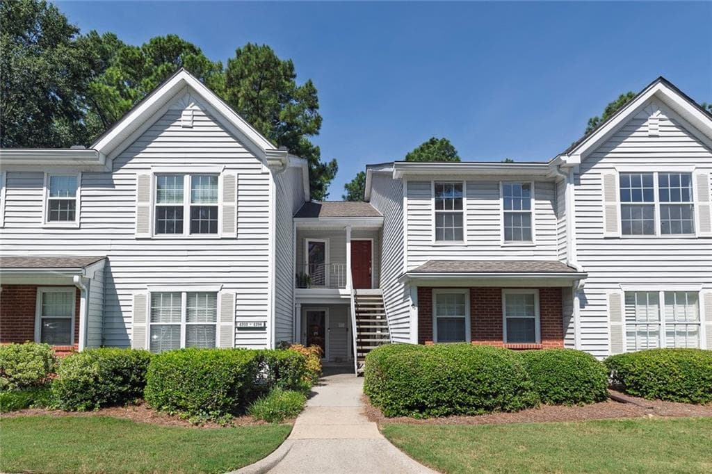 2 bedroom, 2 bathroom, 1,306 sq ft condominium for sale at 4106 Whitehall Way, Alpharetta, GA 30004 — photo 1 of 27