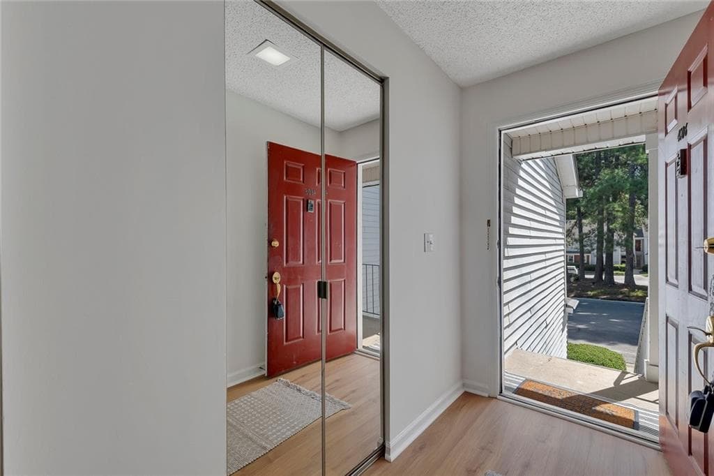 2 bedroom, 2 bathroom, 1,306 sq ft condominium for sale at 4106 Whitehall Way, Alpharetta, GA 30004 — photo 4
